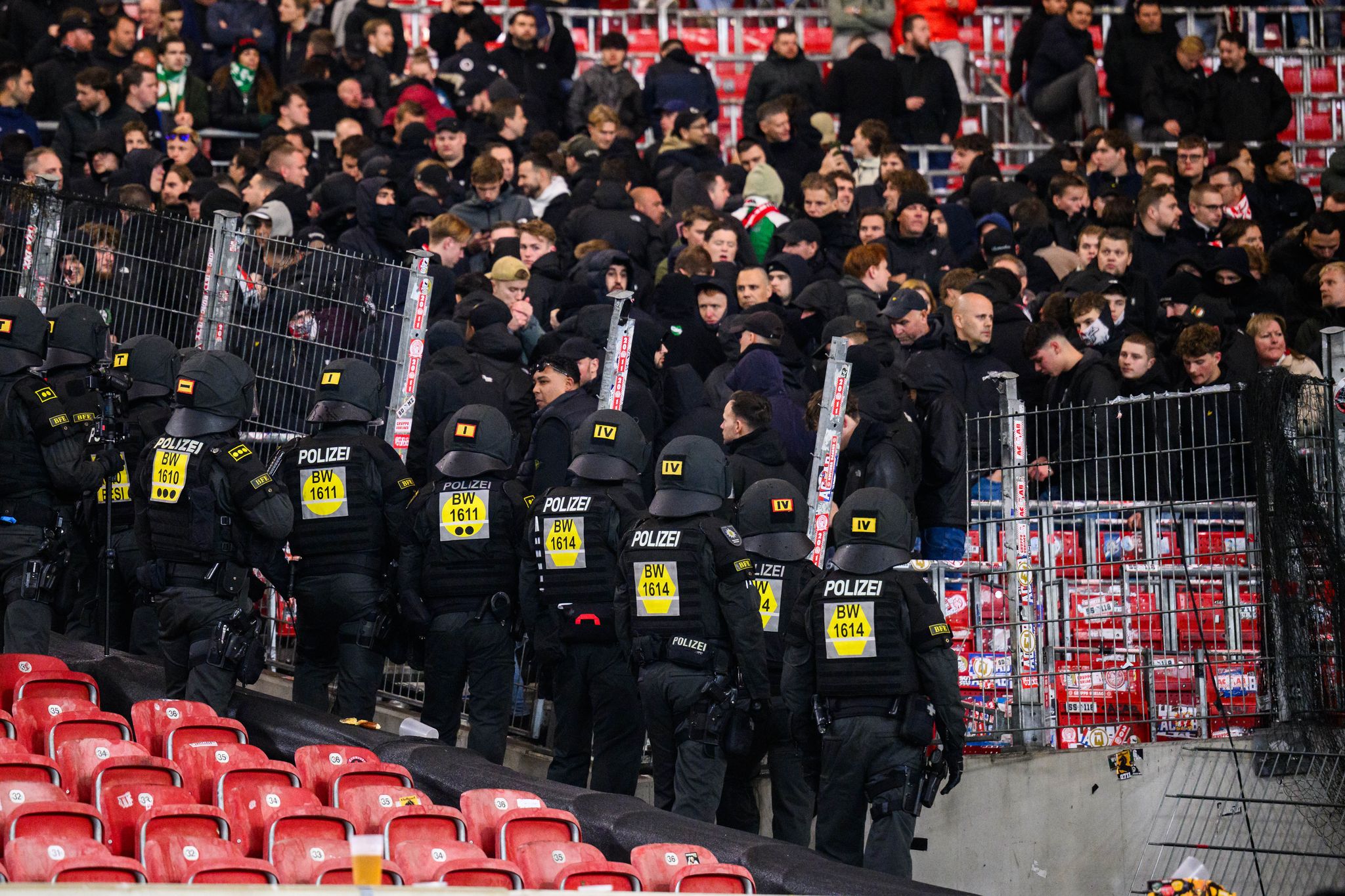 Feyenoord-Fans durchbrechen Zaun bei VfB-Sieg Feyenoord-Fans durchbrechen Zaun bei VfB-Sieg