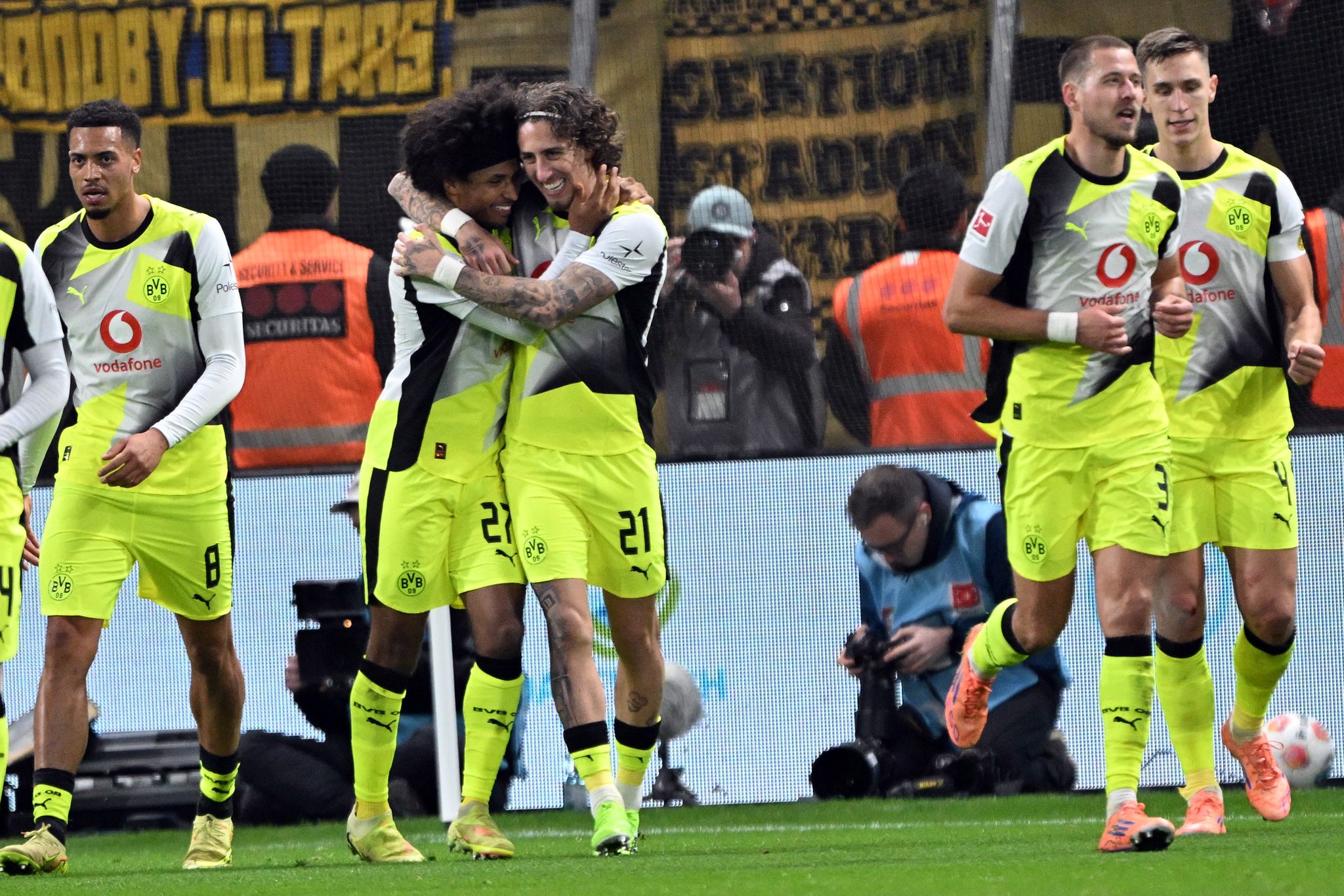 Anselmino und Adeyemi treffen: BVB überholt Leverkusen Anselmino und Adeyemi treffen: BVB überholt Leverkusen