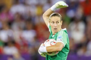 Flug gestrichen: DFB-Torhüterin Berger reist verspätet an