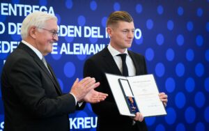 Ex-Nationalspieler Kroos mit Bundesverdienstkreuz geehrt