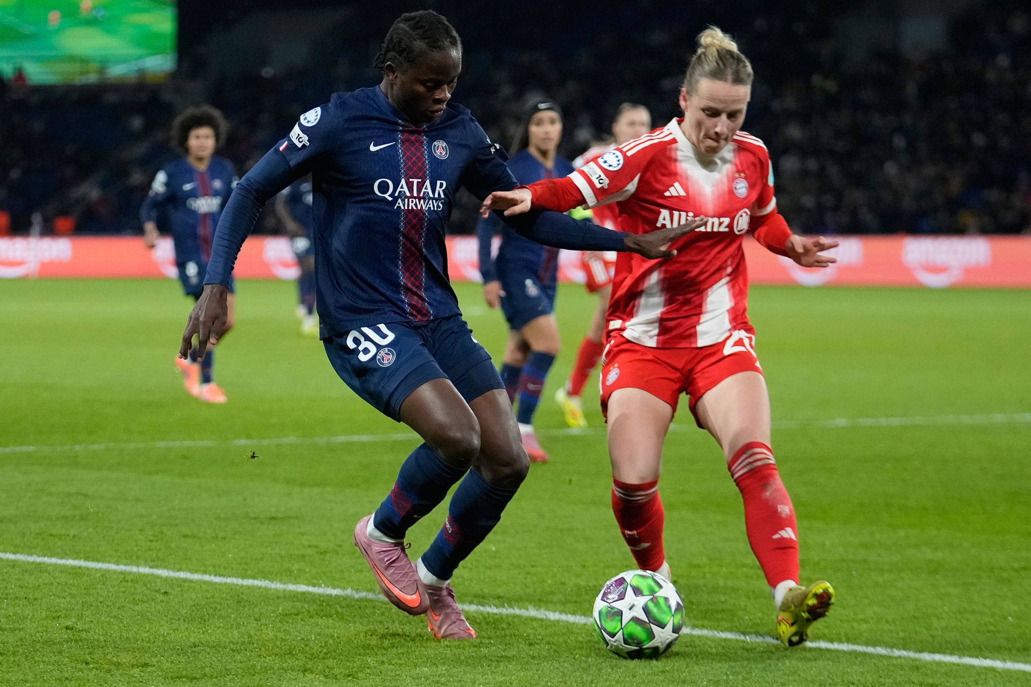 Tanikawa trifft zauberhaft: FC Bayern dreht Spiel in Paris