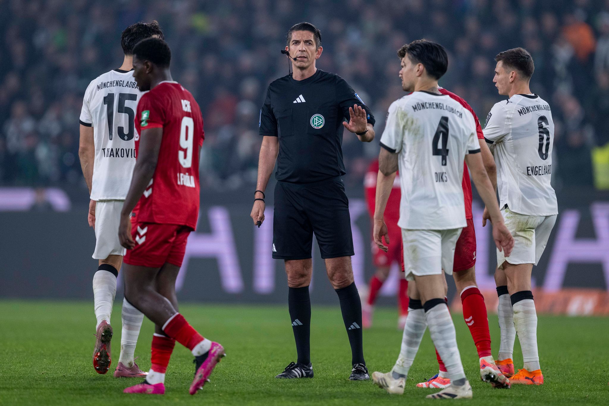 Kölner Ärger über Elfmeter – Kwasniok: «Ich hasse den VAR» Kölner Ärger über Elfmeter – Kwasniok: «Ich hasse den VAR»