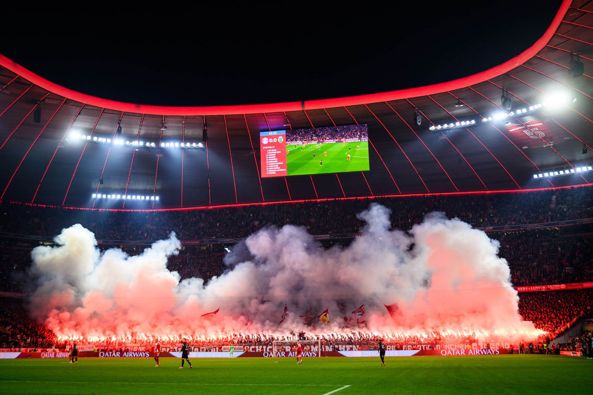 Bayern-Chef rechnet mit Fan-Ausschluss nach Pyro-Einsatz Bayern-Chef rechnet mit Fan-Ausschluss nach Pyro-Einsatz