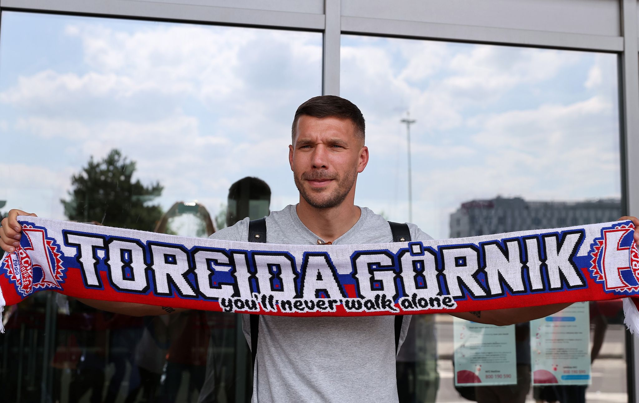 Lukas Podolski kauft sich bei seinem Club Gornik Zabrze ein Lukas Podolski kauft sich bei seinem Club Gornik Zabrze ein
