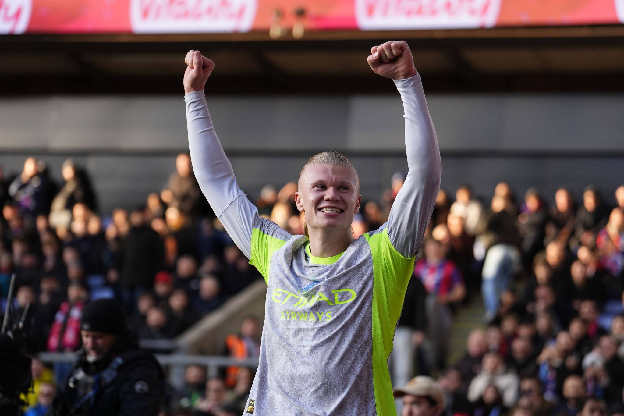 Man City schlägt Crystal Palace und bleibt an Arsenal dran Man City schlägt Crystal Palace und bleibt an Arsenal dran