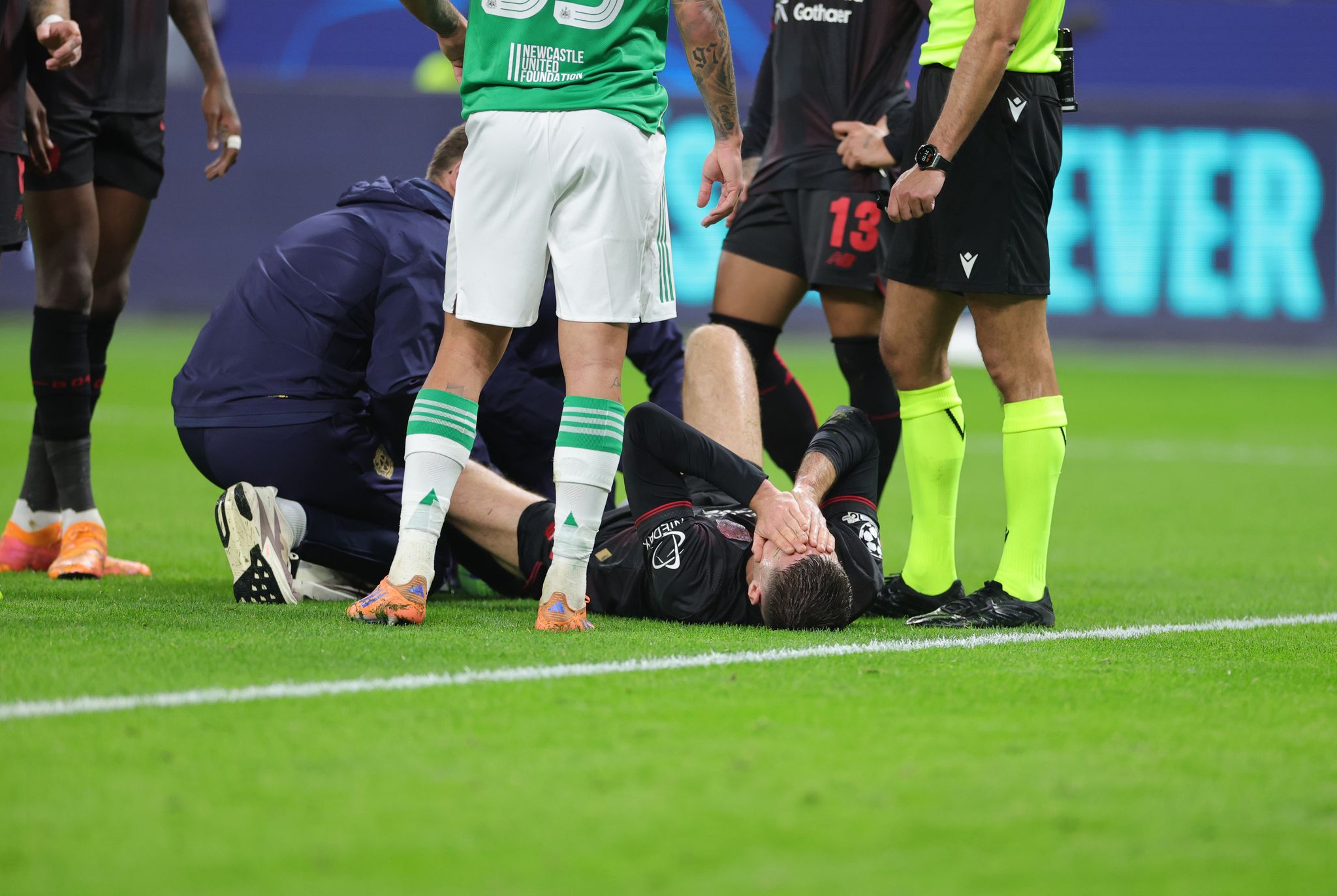Leverkusen bangt nach Foul um Torjäger Schick Leverkusen bangt nach Foul um Torjäger Schick