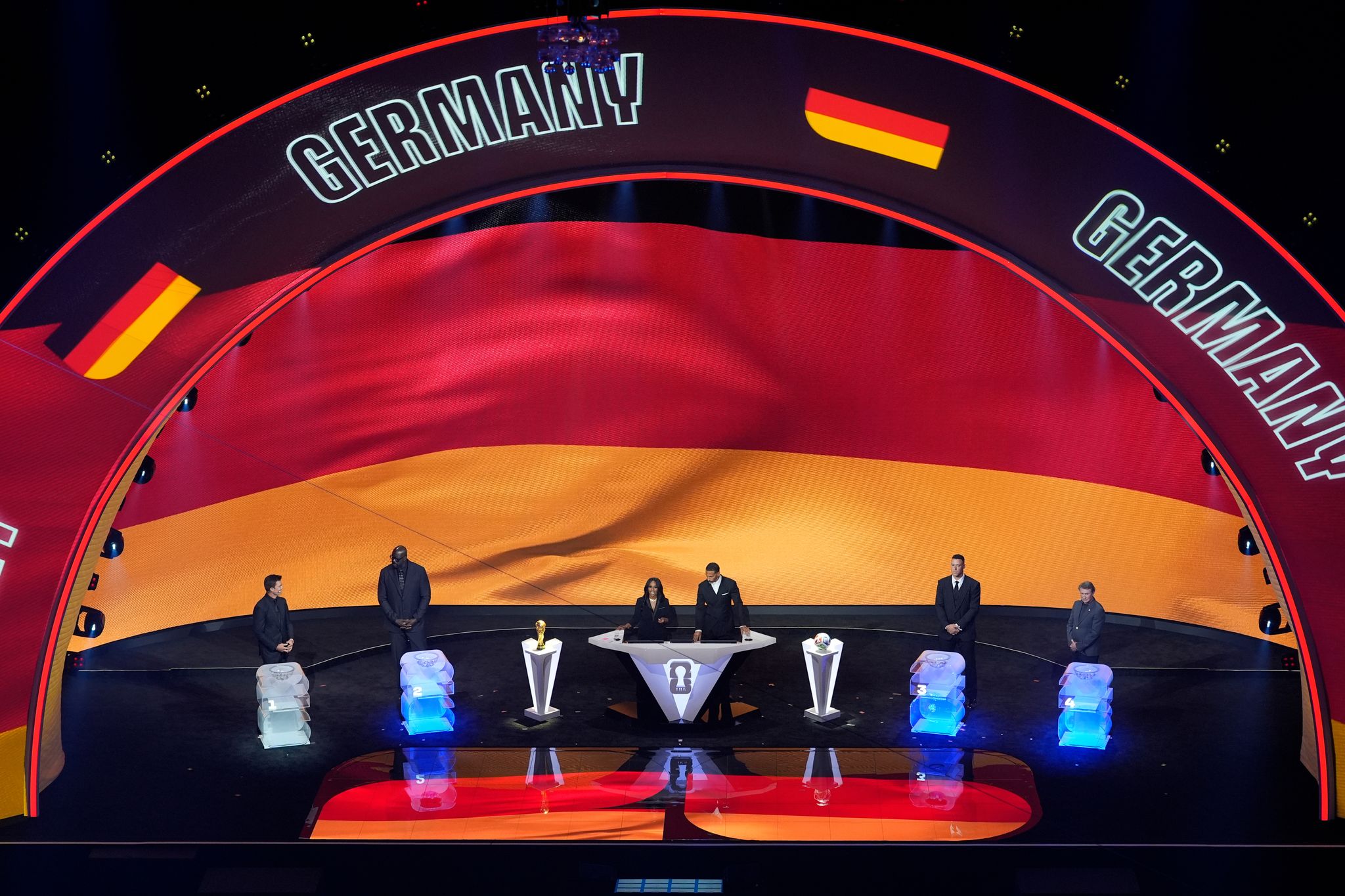 Stars um Ronaldo und Totti verkünden genauen WM-Spielplan Stars um Ronaldo und Totti verkünden genauen WM-Spielplan