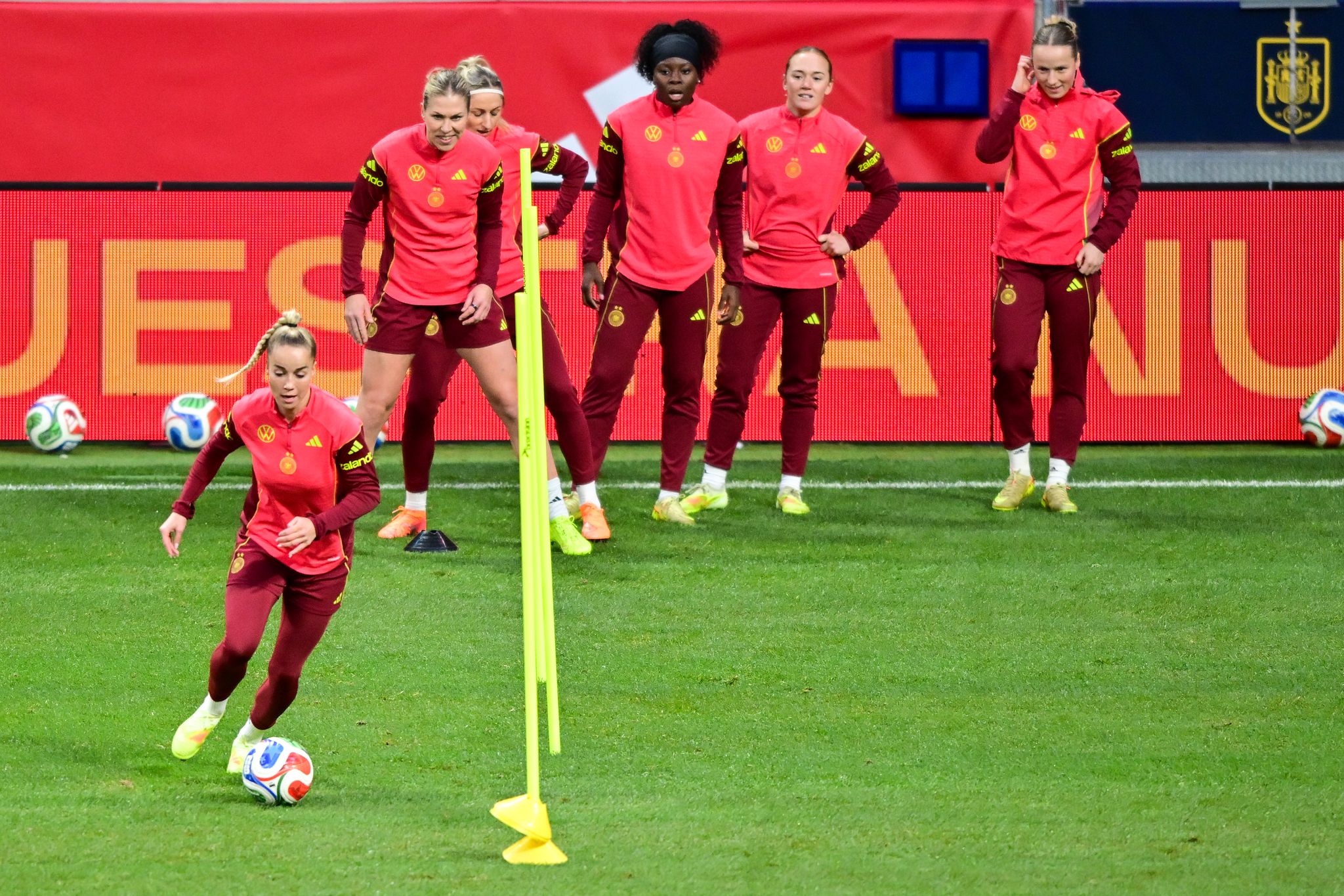 DFB-Kapitänin Gwinn spricht über ihre schwersten Momente DFB-Kapitänin Gwinn spricht über ihre schwersten Momente