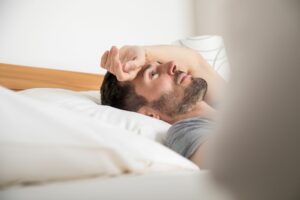 Nachts plötzlich hellwach: Wie schlafe ich wieder ein?