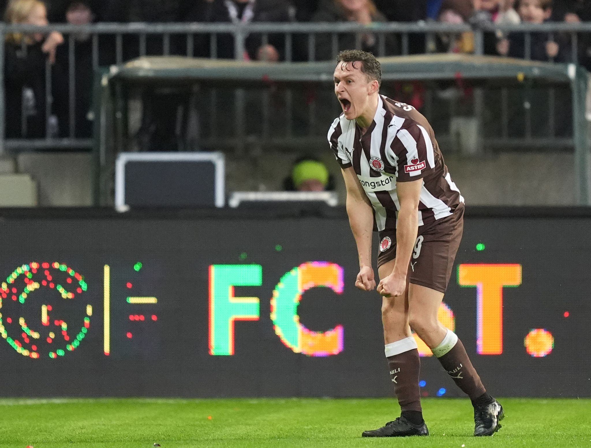 Trendwende trotz Roter Karte: St. Pauli besiegt Heidenheim Trendwende trotz Roter Karte: St. Pauli besiegt Heidenheim