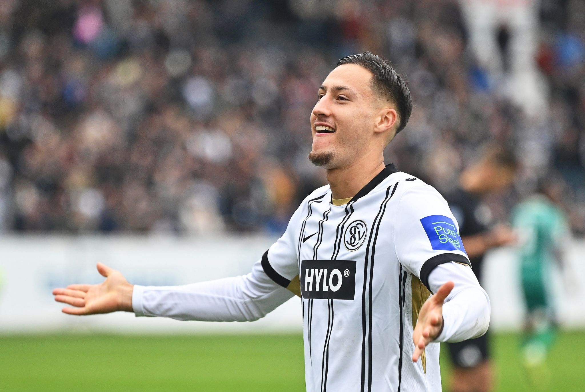 Plötzlich Königsklasse: Frankfurt holt Zweitliga-Torjäger