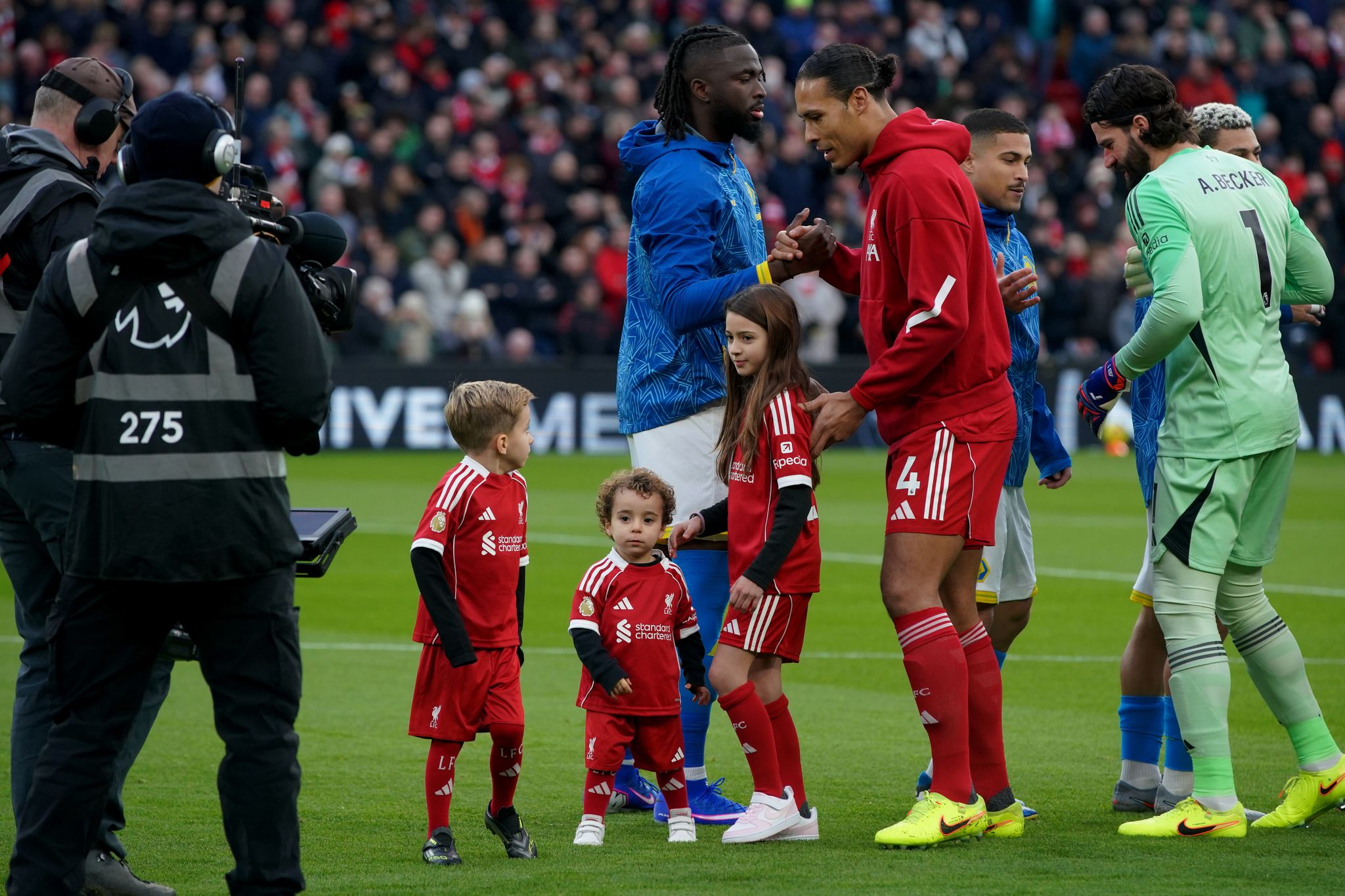 Diogo Jotas Söhne als Einlaufkinder beim Liverpool-Spiel
