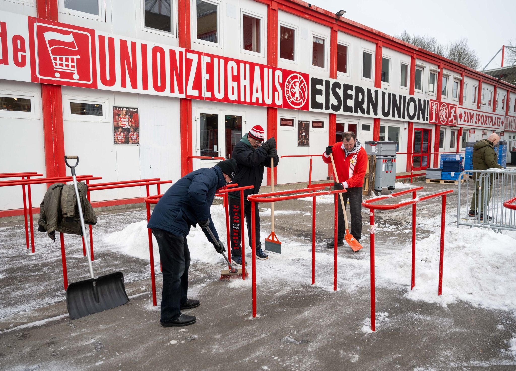 Union-Fans helfen Club beim Schneeschippen vor Mainz-Spiel