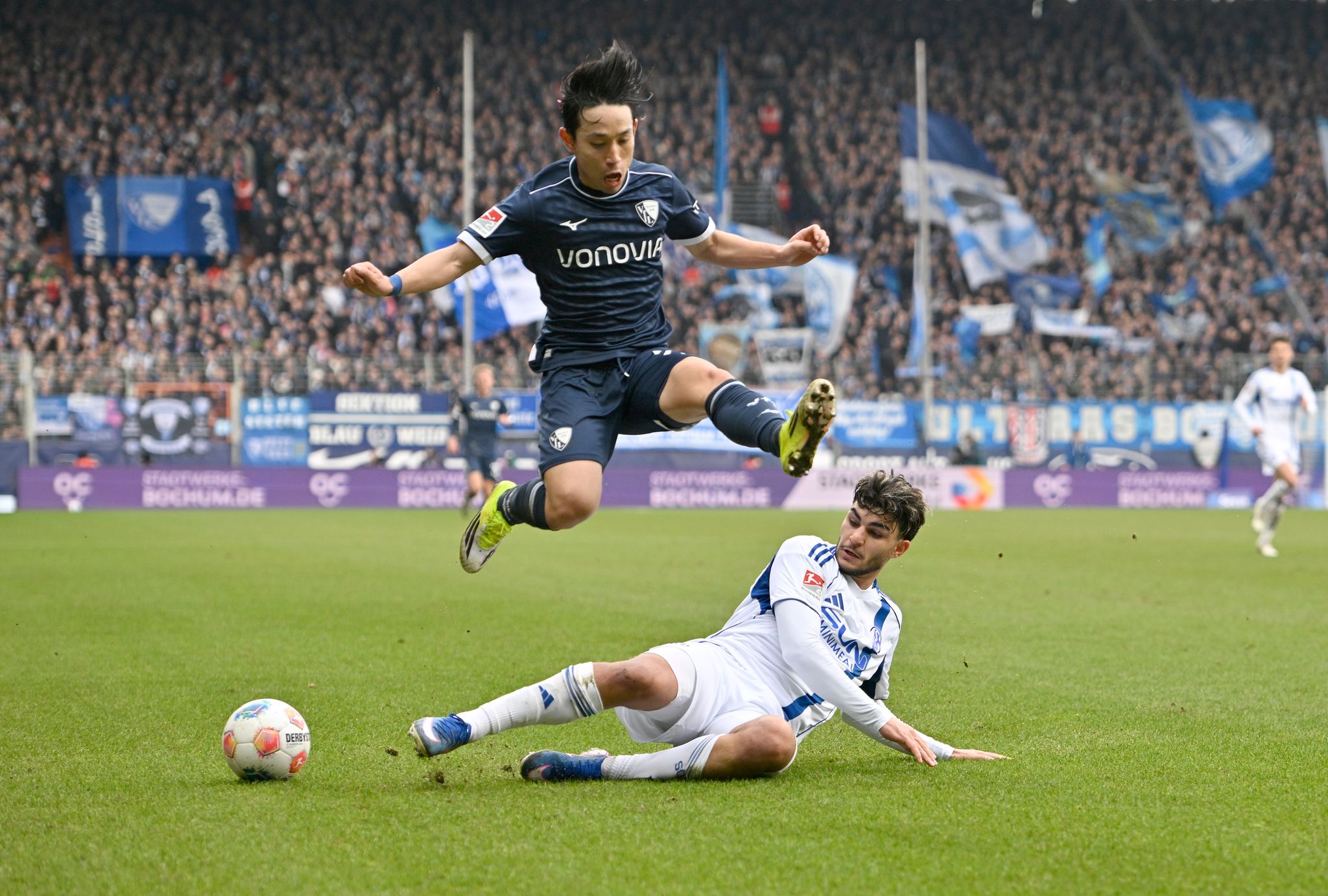 Spitzenreiter Schalke unterliegt Bochum im Revierduell