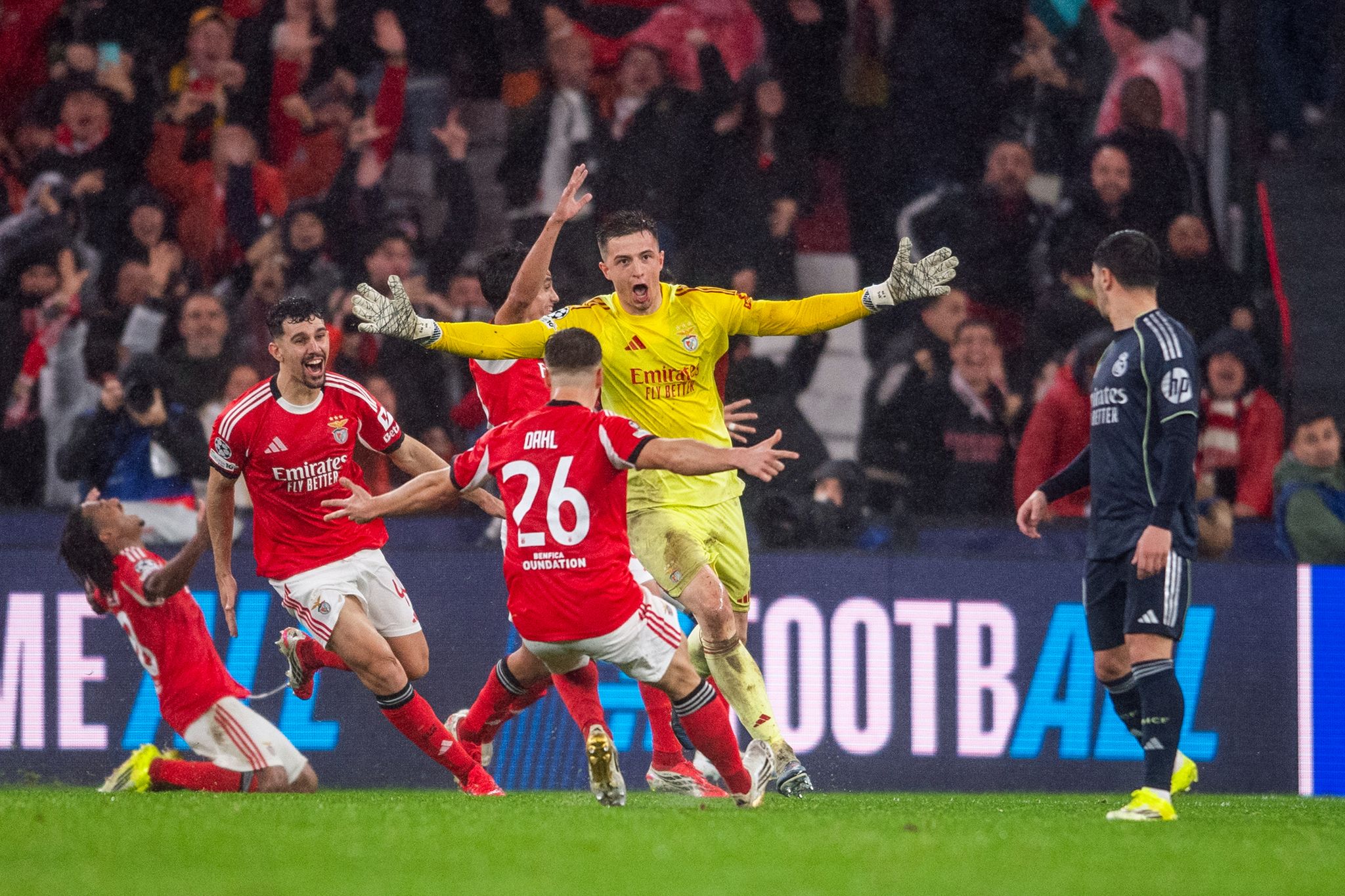 Torwart trifft: Irrer Sieg von Mourinhos Team gegen Real Torwart trifft: Irrer Sieg von Mourinhos Team gegen Real