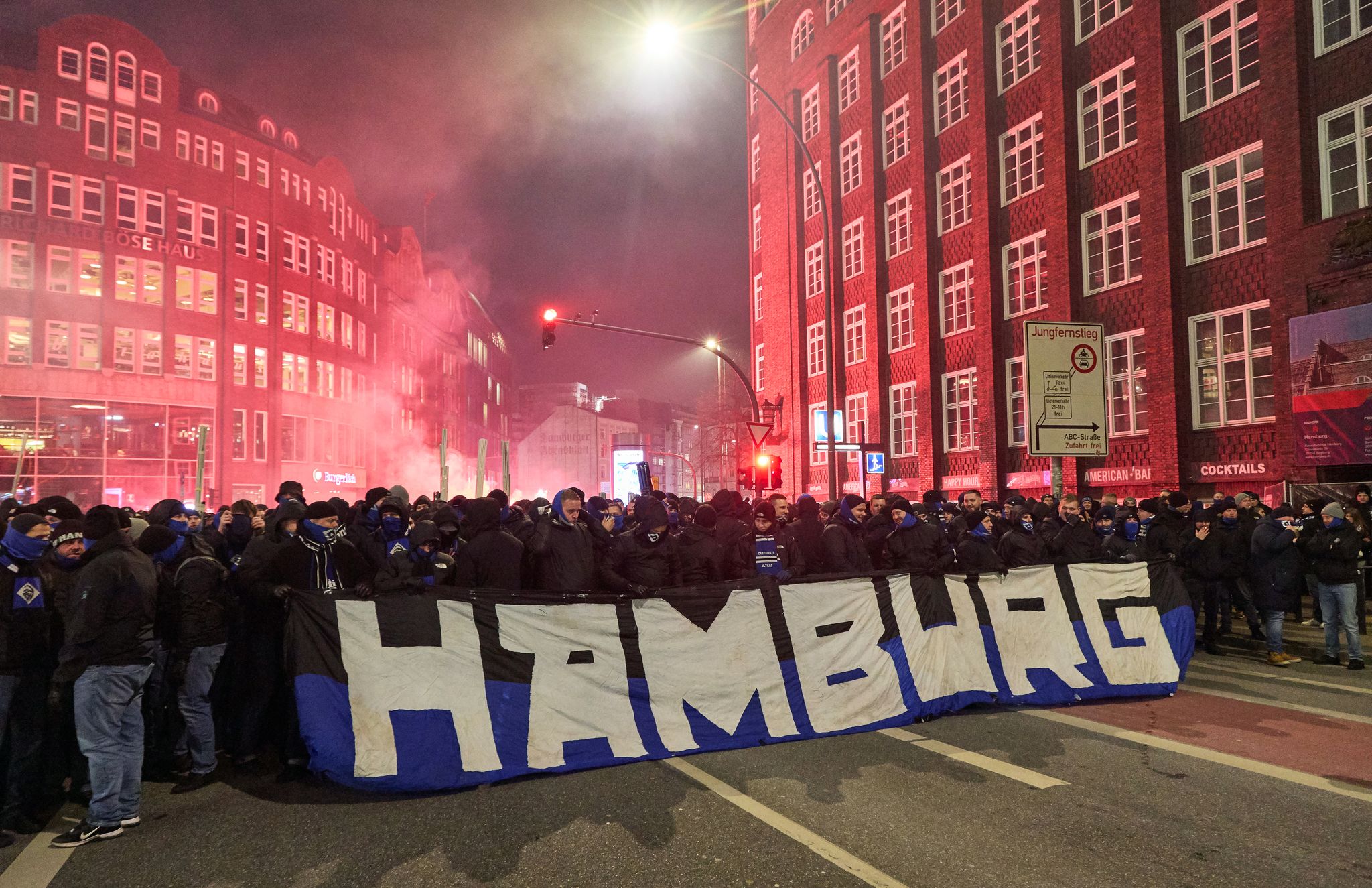 Hamburg-Derby endet ohne Krawalle – Polizei «sehr zufrieden» Hamburg-Derby endet ohne Krawalle – Polizei «sehr zufrieden»