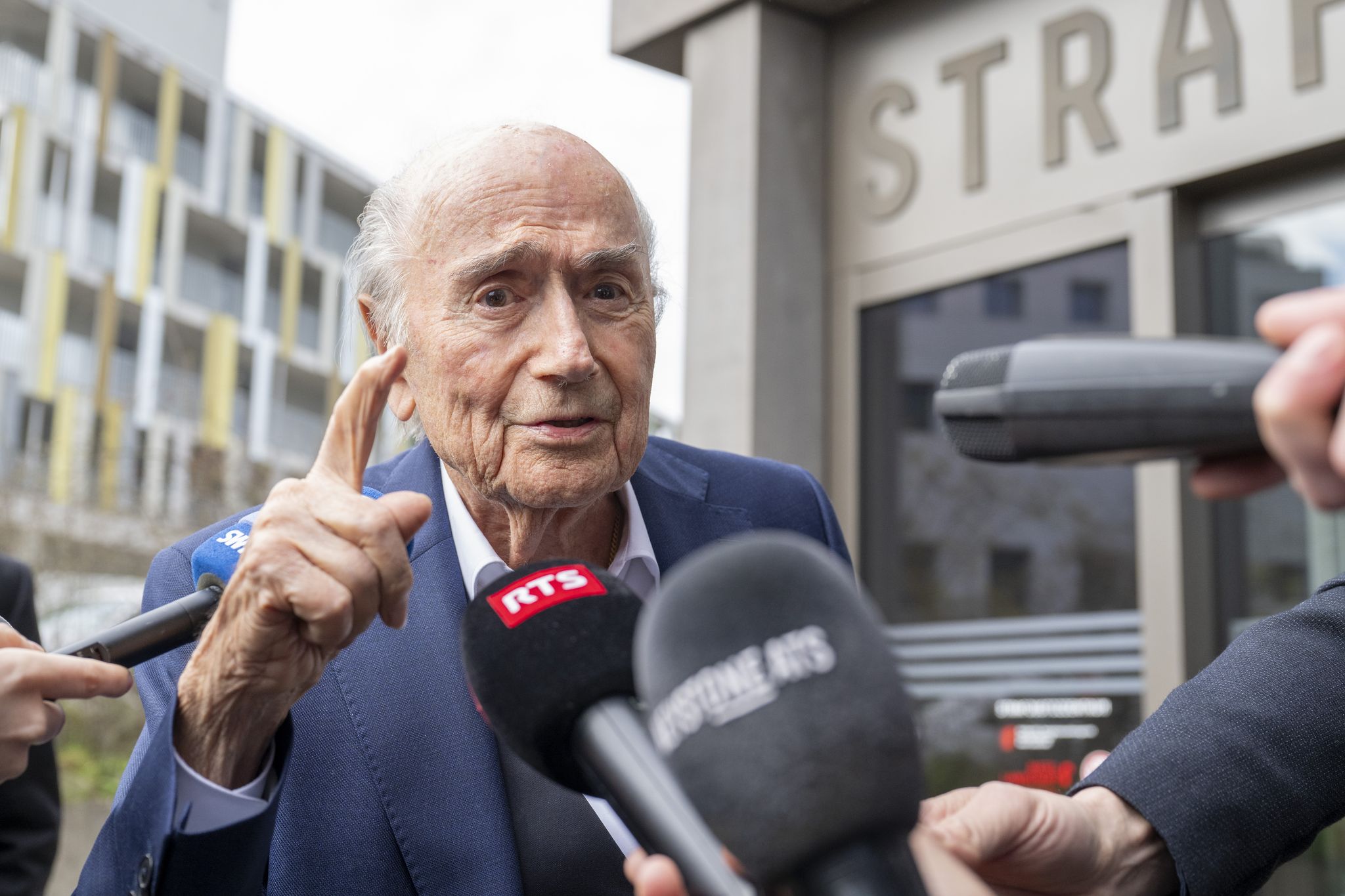 WM-Boykott? Ex-Fifa-Präsident Blatter mischt sich ein WM-Boykott? Ex-Fifa-Präsident Blatter mischt sich ein