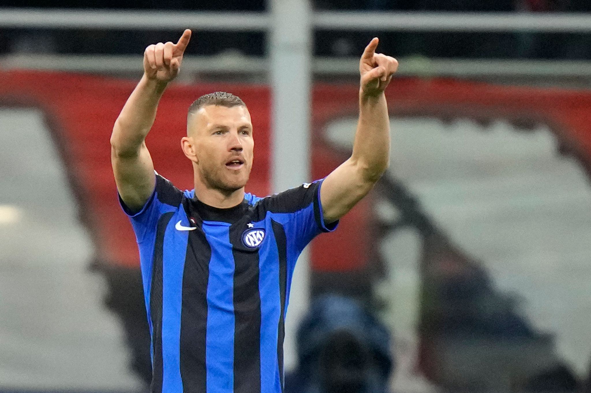 Transfer von Starstürmer Edin Dzeko zu Schalke fast perfekt Transfer von Starstürmer Edin Dzeko zu Schalke fast perfekt