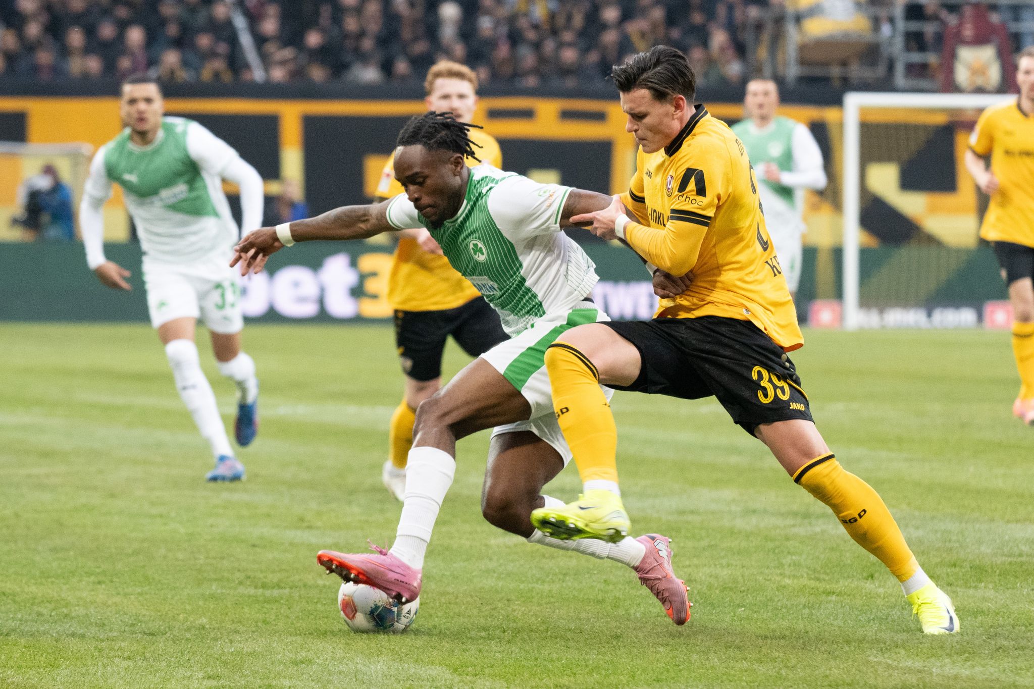 Dynamo gibt rote Laterne ab: 2:0-Sieg gegen Fürth