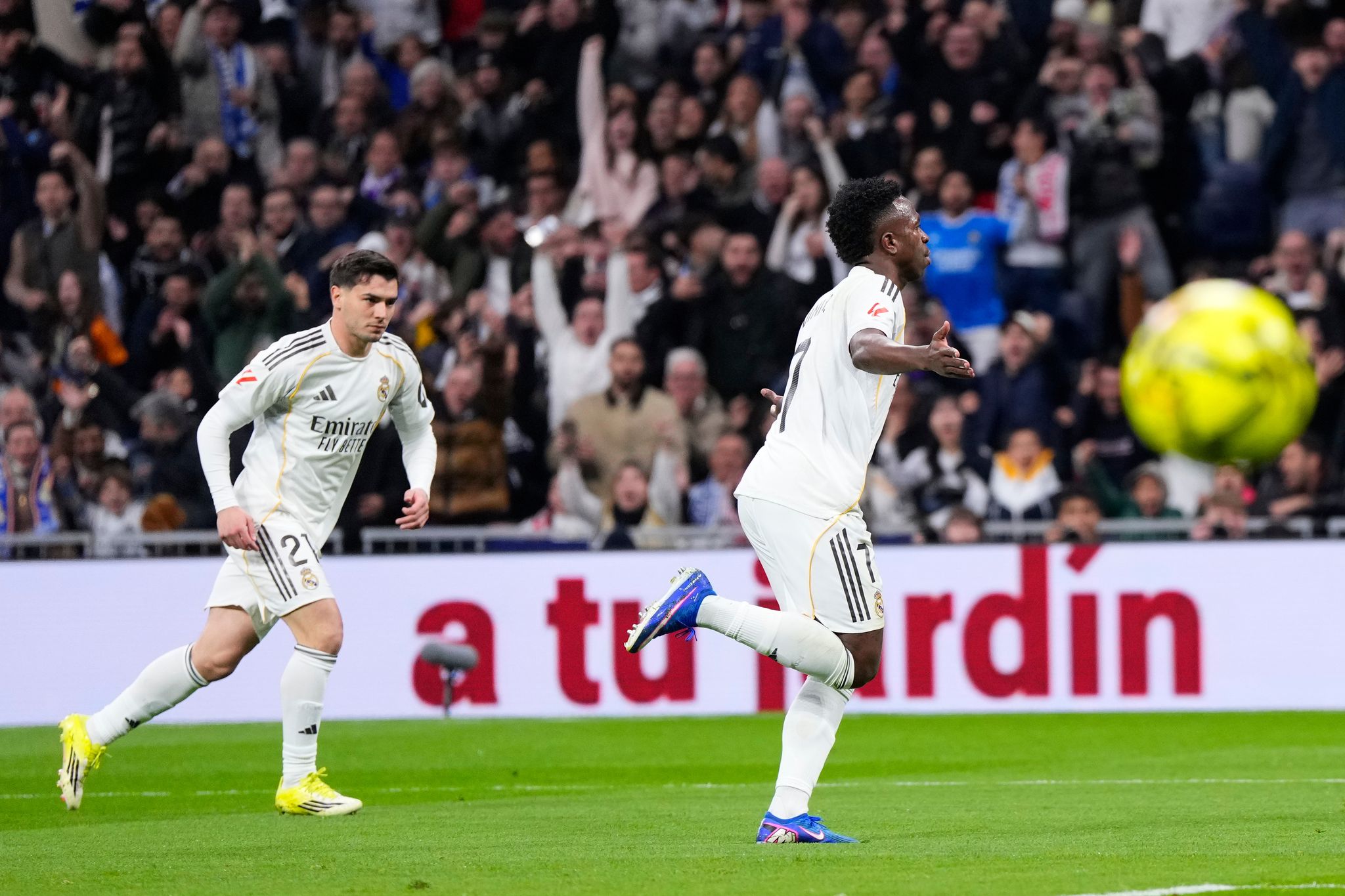 Viele Pfiffe: Real Madrid siegt in der Nachspielzeit Viele Pfiffe: Real Madrid siegt in der Nachspielzeit