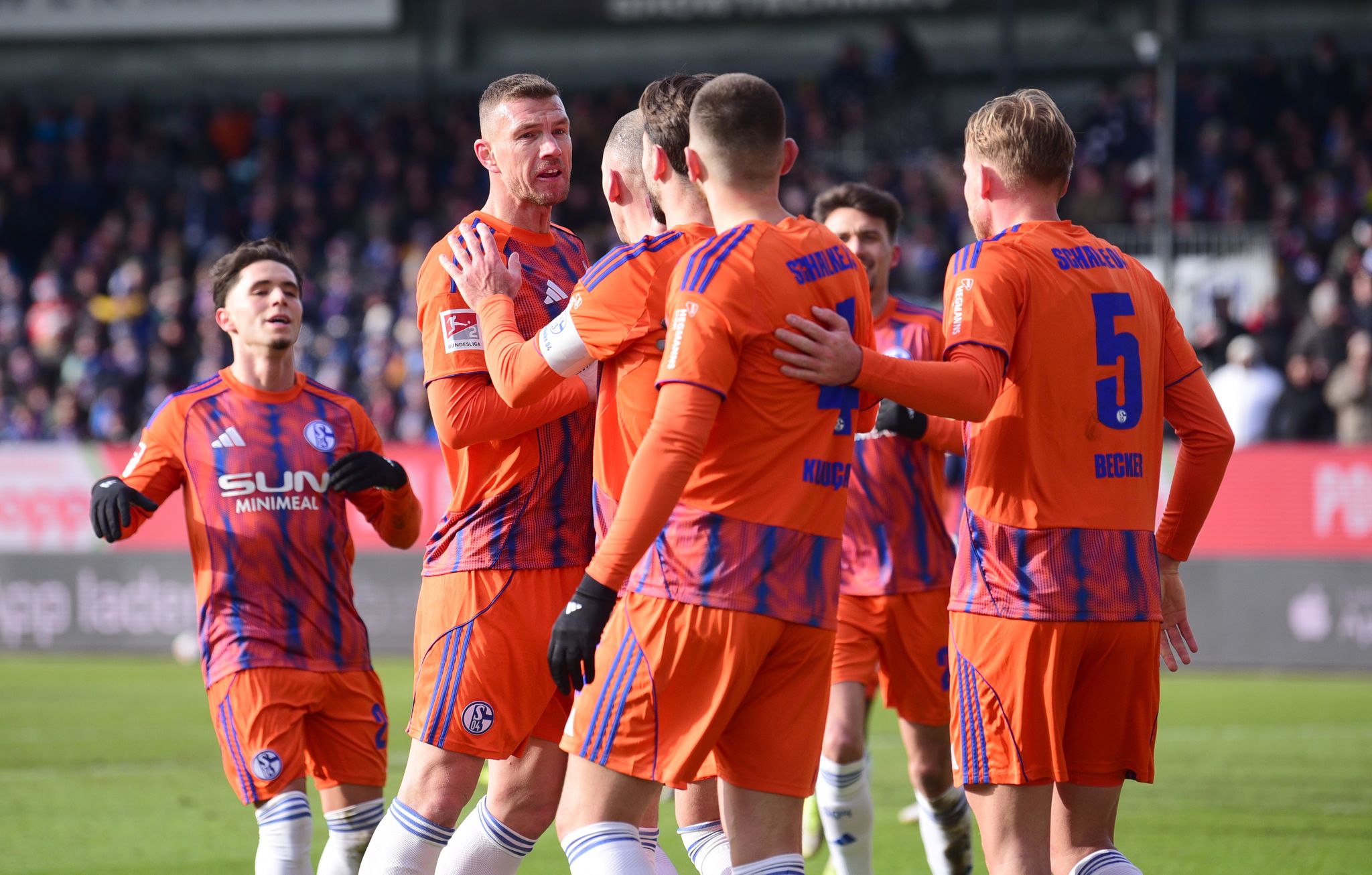 Schalke wieder oben: Kleine Krise mit 2:1 in Kiel beendet Schalke wieder oben: Kleine Krise mit 2:1 in Kiel beendet