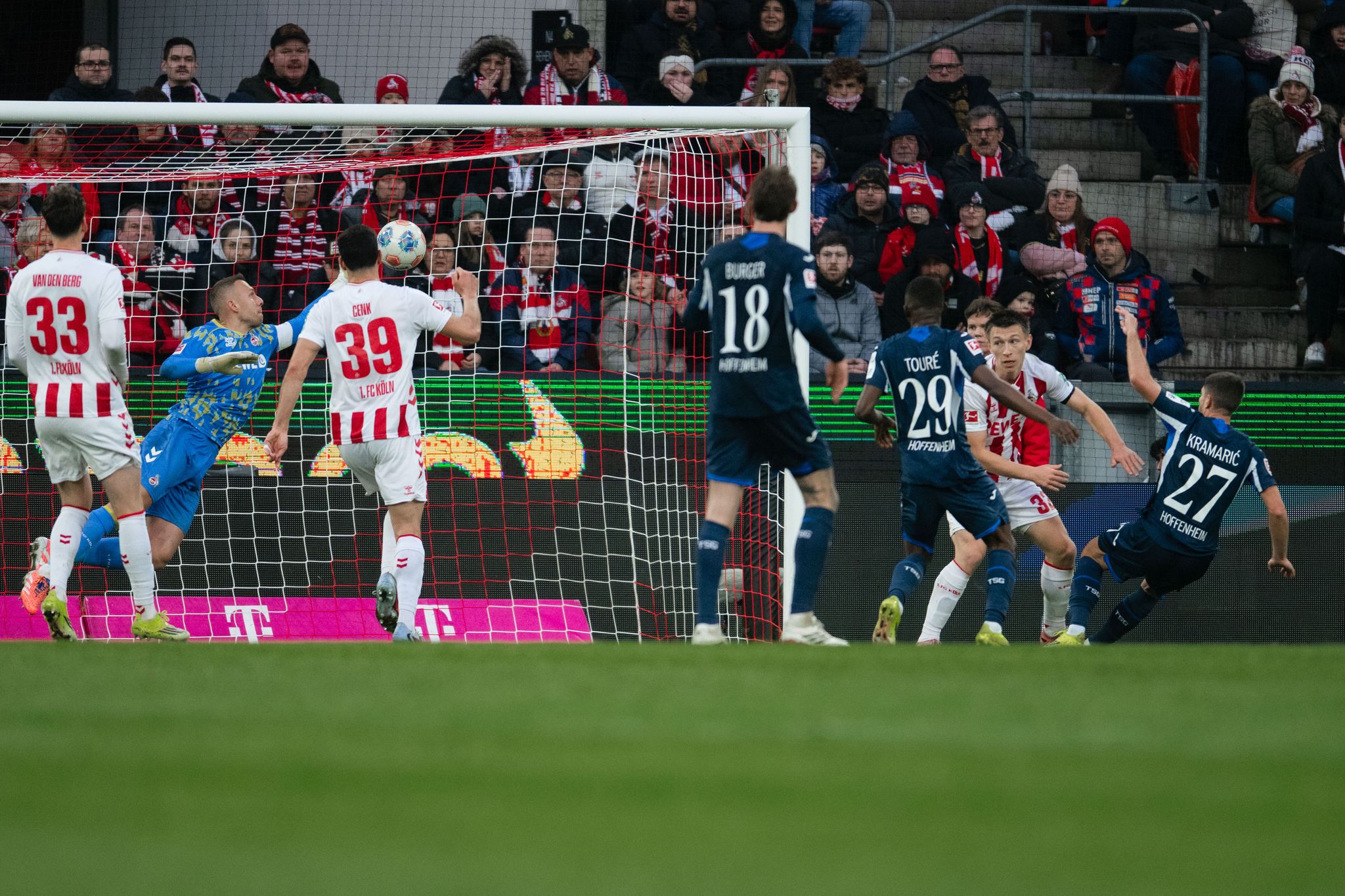 «Komisches Spiel»: Stille im Kölner Stadion nach Fan-Notfall «Komisches Spiel»: Stille im Kölner Stadion nach Fan-Notfall