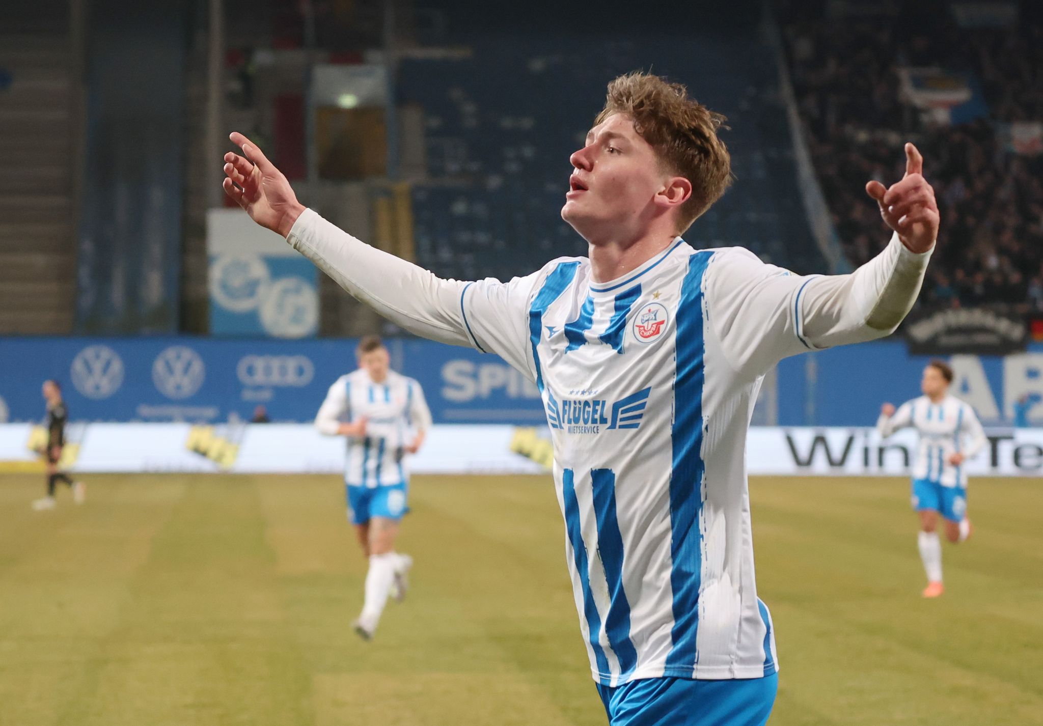 Drittliga-Rekord: Hansa gibt Stürmer Naderi nach Glasgow ab Drittliga-Rekord: Hansa gibt Stürmer Naderi nach Glasgow ab