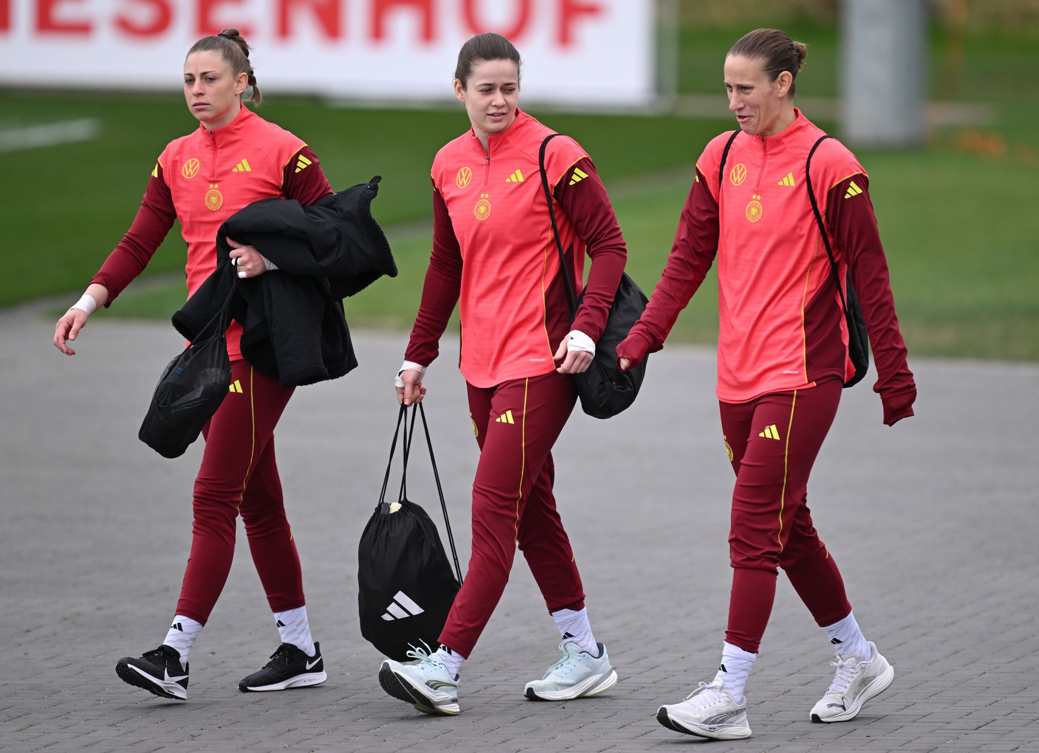 Nach Sperre in England: Leverkusen holt DFB-Torhüterin Nach Sperre in England: Leverkusen holt DFB-Torhüterin