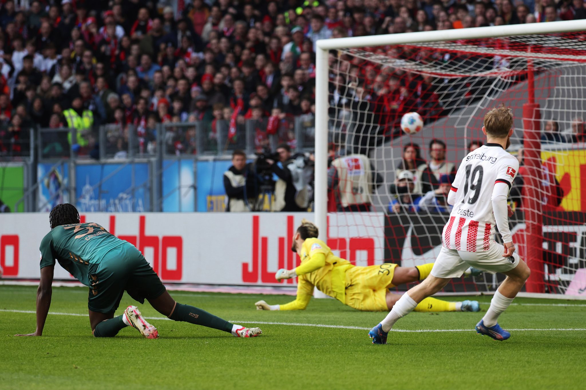 Zehn Freiburger verderben Thioune-Debüt für Werder Bremen