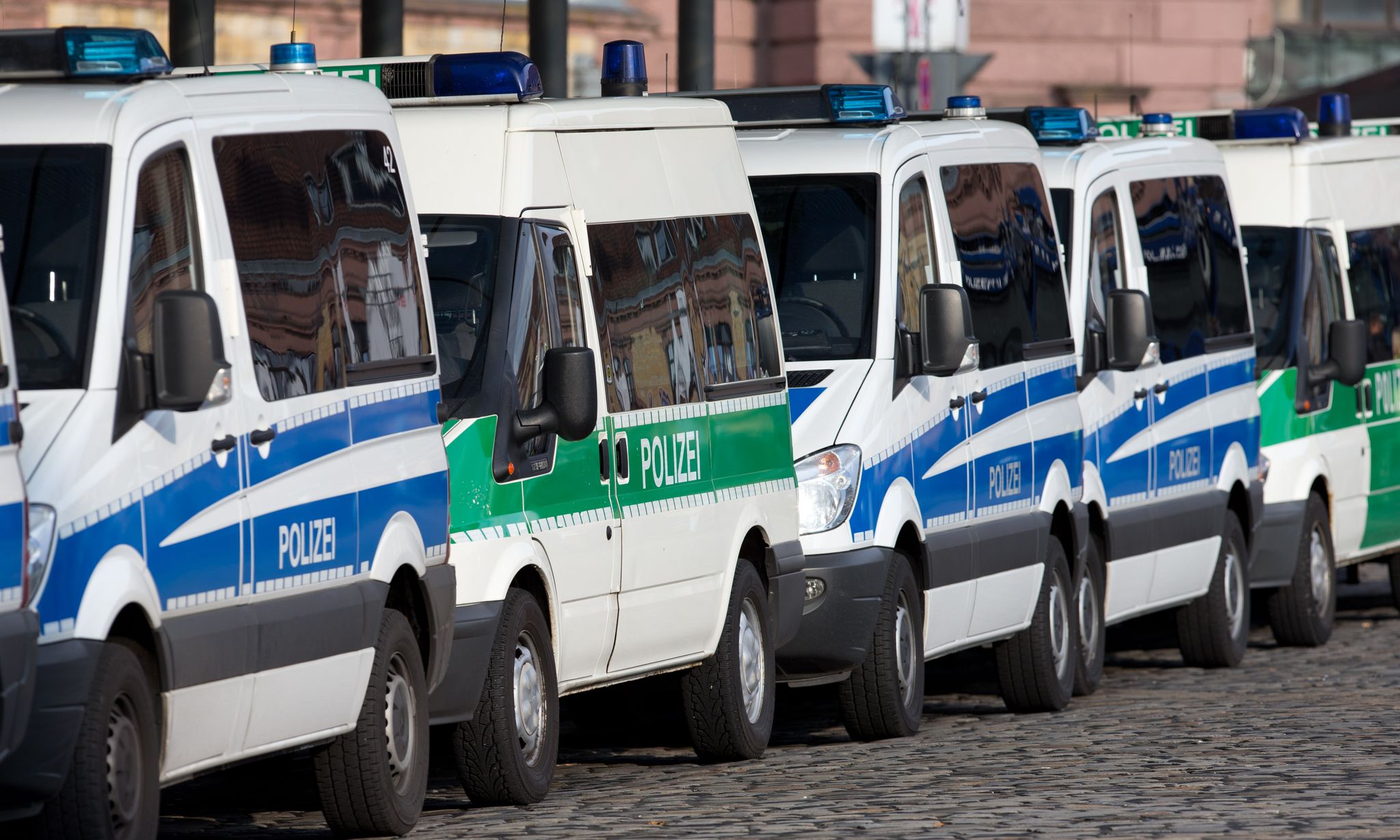 Polizisten verletzt: Ausschreitungen nach Drittliga-Topspiel Polizisten verletzt: Ausschreitungen nach Drittliga-Topspiel