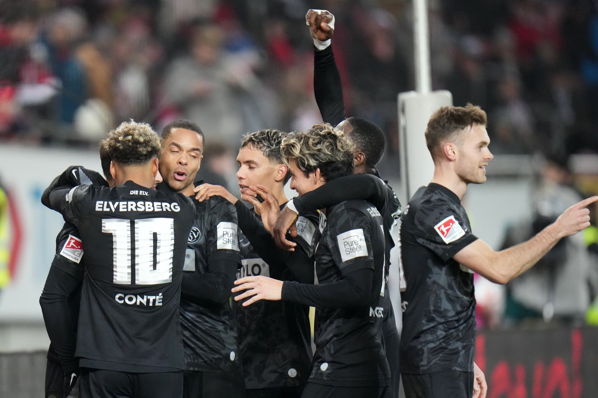 Rote Karte und Drama: Elversberg siegt beim FCK Rote Karte und Drama: Elversberg siegt beim FCK