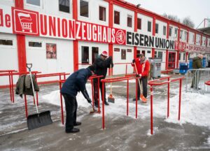 Union-Fans helfen beim Schneeschippen vor Frankfurt-Spiel
